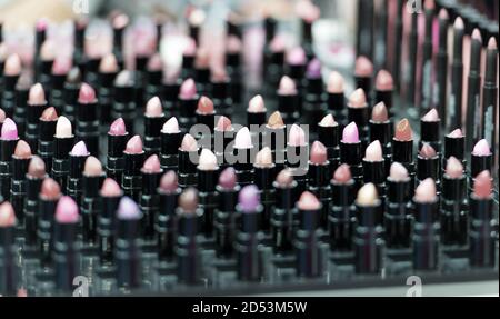 Schöne große multicolor professionelle Make-up-Set von vielen verschiedenen bunten Lippenstifte in schwarzem Kunststoff Rohre im Show Case, horizontale Bild Stockfoto