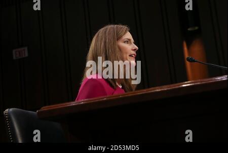 Washington, Vereinigte Staaten Von Amerika. Oktober 2020. Richterin Amy Coney Barrett, Nominierte am Obersten Gerichtshof der USA, gibt ihre Eröffnungserklärung ab, als sie bei ihrer Bestätigungsverhandlung des Justizausschusses des US-Senats auf dem Capitol Hill in Washington, USA, am 12. Oktober 2020 bezeugt.Quelle: Leah Millis/Pool via CNP Quelle: dpa/Alamy Live News Stockfoto