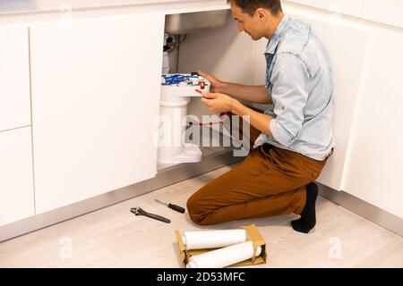 Klempner installiert einen Wasserfilter. Wasserfilter. Stockfoto