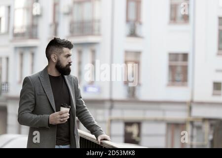 Noch ein Schluck Kaffee. Kaffeegenuss unterwegs. Geschäftsmann gepflegt aussehen genießen Sie Kaffee Pause aus Business Center. Entspannen und erholen Sie sich. Man bärtige hipster Pappbecher Kaffee trinken. Stockfoto