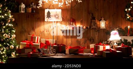 Dekorierte Weihnachtstisch mit Weihnachtsgeschenke und Baum in gemütlichen Weihnachtsmann Haus, Banner. Stockfoto