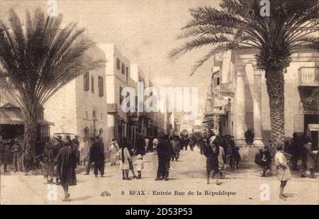 Sfax Tunesien, Entrée Rue de la République, Straßenpartie, Palmen - weltweite Nutzung Stockfoto