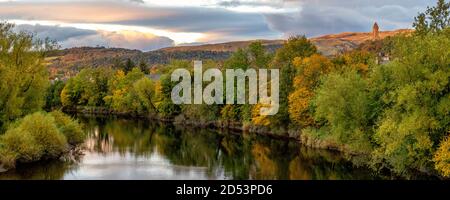 Das National Wallace Monument vom Fluss Forth aus gesehen an der Old Stirling Bridge, Schottland, Großbritannien Stockfoto