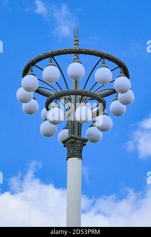Straßenlampe mit runden Plafonds bei VDNH im Stil Des industriellen Designs der UdSSR Stockfoto