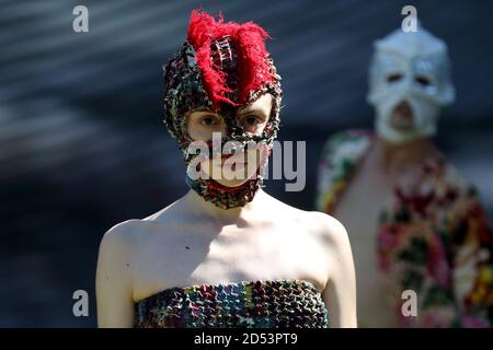 Lissabon, Portugal. Oktober 2020. A model presents a creation by Portuguese Fashion Designer Antonio Castro during Lisbon Fashion Week ModaLisboa Spring/Summer 2021 in Lisbon, Portugal, 11. Oktober 2020. Quelle: Petro Fiuza/Xinhua/Alamy Live News Stockfoto