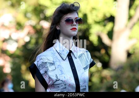 Lissabon, Portugal. Oktober 2020. A model presents a creation by Portuguese Fashion Designer Carlos Gil during Lisbon Fashion Week ModaLisboa Spring/Summer 2021 in Lisbon, Portugal, 11. Oktober 2020. Quelle: Petro Fiuza/Xinhua/Alamy Live News Stockfoto