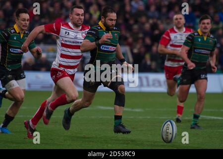 Northampton, England, 28. Dezember 2019. COBUS Reinach von Northampton Saints und Tom Marshall von Gloucester Rugby jagen den Ball während ihres Gallagher Premiership Spiels in Franklin's Gardens Stockfoto