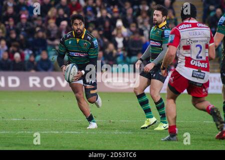 Northampton, England, 28. Dezember 2019. Ahsee Tuala von Northampton Saints läuft mit dem Ball während ihres Gallagher Premiership Spiels gegen Gloucester Rugby in Franklin's Gardens. Stockfoto