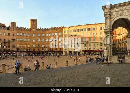 Blick auf Piazza del Campo Platz in der Altstadt von Siena, UNESCO-Weltkulturerbe, mit Menschen und Touristen im Sommer, Toskana, Italien Stockfoto