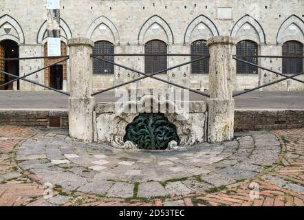 Muschel geformter Wasserablauf mit Baum geformten Grill auf der Piazza del Campo vor dem Palazzo Pubblico Rathaus, UNESCO W. H. Site, Siena, Toskana, Italien Stockfoto