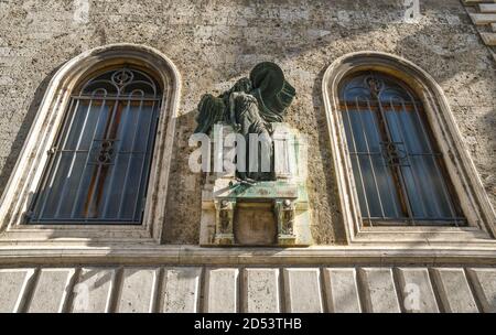 Denkmal für die Gefallenen des Ersten Weltkriegs mit einer Statue des geflügelten Sieges auf der façade eines Palastes auf der Piazza Matteotti, Siena, Toskana, Italien Stockfoto