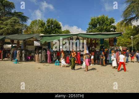 Stände von Damenbekleidung in der wöchentlichen Stadtmarkt von Siena, mit Menschen und Touristen im Sommer, Toskana, Italien Stockfoto