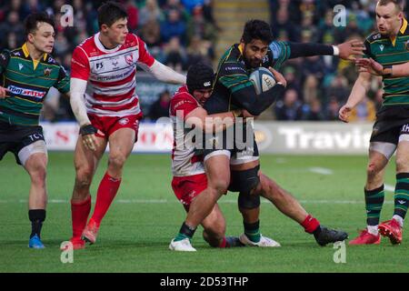 Northampton, England, 28. Dezember 2019. Franco Marais von Gloucester Rugby gegen Ahsee Tuala von Northampton Saints während ihres Spiels der Gallagher Premiership in Franklin’s Gardens. Stockfoto