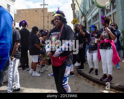 New Orleans, Louisiana, USA - 2020: Die Menschen nehmen an einer Parade der zweiten Linie Teil, einem traditionellen Ereignis dieser Stadt. Stockfoto