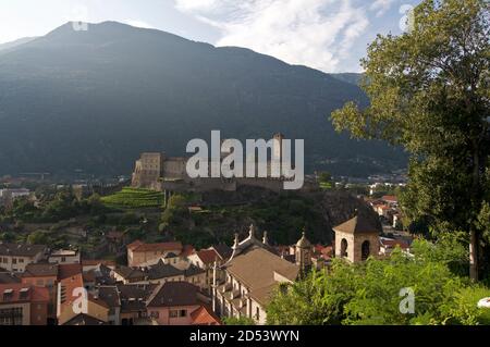 Blick über die Stadt Bellinzona und die schöne Burg Castel Grande Das Hotel liegt im Kanton Tessin in der Schweiz Stockfoto