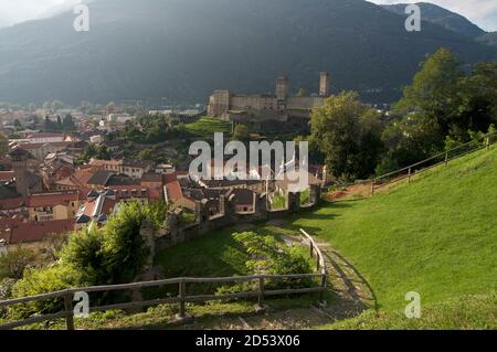 Blick über die Stadt Bellinzona und die schöne Burg Castel Grande Das Hotel liegt im Kanton Tessin in der Schweiz Stockfoto