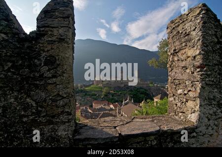 Blick über die Stadt Bellinzona und die schöne Burg Castel Grande Das Hotel liegt im Kanton Tessin in der Schweiz Stockfoto