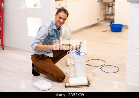 Klempner installiert einen Wasserfilter. Wasserfilter. Stockfoto