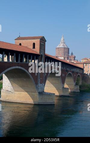 Blick auf die Ponte Coperto (oder Ponte Vecchio) Brücke mit der Kathedrale im Hintergrund in der Stadt Pavia, Italien Stockfoto