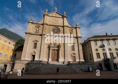 Bellinzona, Tessin, Schweiz - 28. August 2019 : Blick auf die Kirche Chiesa Collegiata dei Santi Pietro e Stefano im Stadtzentrum von Bel Stockfoto