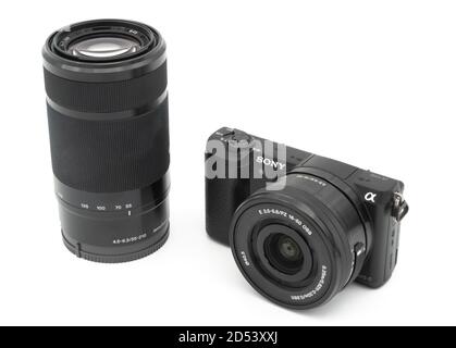Sony Alpha A5100 digitale spiegellose Kamera mit Sony PZ 16-50 Und 55-210 Linsen auf weißem Hintergrund isoliert ausschneiden Stockfoto
