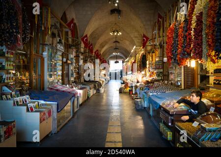 Gaziantep, Türkei-September 14 2020: Innenansicht des Basars mit verschiedenen Geschäften Stockfoto