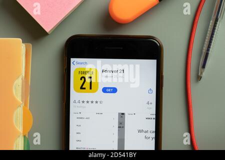 New York, USA - 29. September 2020: Forever 21 mobile App-Logo auf dem Handy-Bildschirm Nahaufnahme, illustrative Editorial Stockfoto