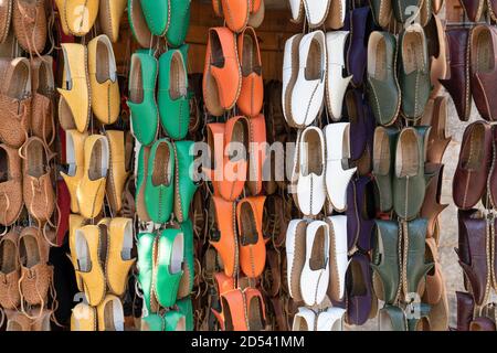Gaziantep, Türkei-September 14 2020: Traditioneller handgemachter Schuh jemenitischer Hänge vor dem Laden. Stockfoto
