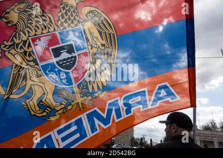 Moskau, Russland. April 2015. Die Menschen winken eine armenische Flagge, während sie an einer Veranstaltung zur Erinnerung an die Opfer des armenischen Völkermordes im Osmanischen Reich im Moskauer Gorki-Park in Russland teilnehmen Stockfoto