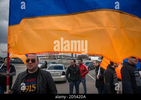 Moskau, Russland. April 2015. Die Menschen winken eine armenische Flagge, während sie an einer Veranstaltung zur Erinnerung an die Opfer des armenischen Völkermordes im Osmanischen Reich im Moskauer Gorki-Park in Russland teilnehmen Stockfoto