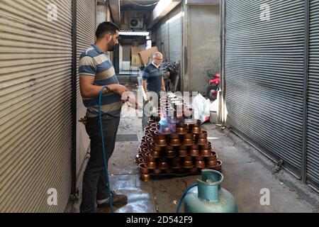 Gaziantep, Türkei-September 14 2020: Kupferproduktion und Feuer an Kupfertöpfe mit Sauerstoffrohr gegeben. Stockfoto