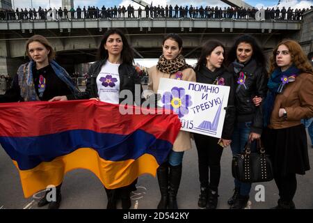 Moskau, Russland. 24. April 2015 armenische Mädchen halten die Nationalflagge Armeniens und Banner während einer Kundgebung am Tag des Gedenkens an die Opfer des Völkermordes an den Armeniern im Jahr 1915 auf dem Gebiet des Osmanischen Reiches im Gorki-Park in Moskau, Russland Stockfoto