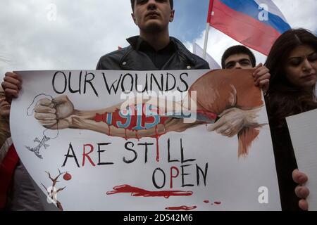 Moskau, Russland. 24. April 2015 Armenier halten die Nationalflagge Armeniens und Banner während einer Kundgebung am Tag des Gedenkens an die Opfer des Völkermordes an den Armeniern im Jahr 1915 auf dem Gebiet des Osmanischen Reiches im Gorki Park in Moskau, Russland Stockfoto