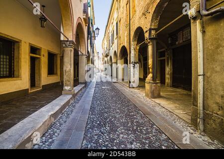 PADUA, ITALIEN - 25. FEBRUAR 2019: Sonnenlicht erleuchtet alte Gebäude in Padua Stockfoto