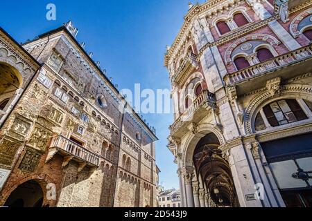 PADUA, ITALIEN - 25. FEBRUAR 2019: Sonnenlicht erleuchtet alte Gebäude in Padua Stockfoto