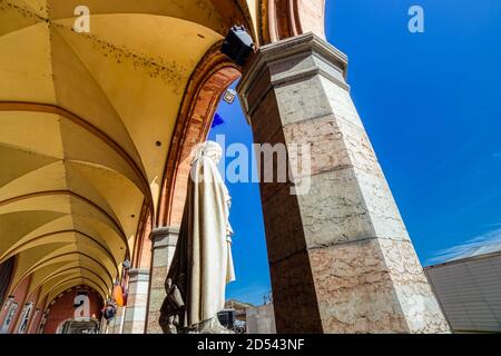 PADUA, ITALIEN - 25. FEBRUAR 2019: Sonnenlicht ist erleuchtende Statue von Dante in Padua Stockfoto