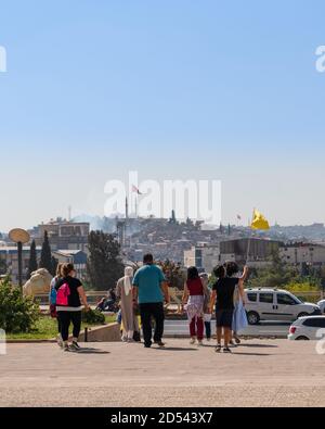 Gaziantep, Türkei-September 14 2020: Rückansicht der Touristengruppe mit Führer gerade links das Mosaikmuseum und gehen Sie in die Stadt und Panoramablick auf G Stockfoto