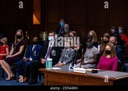 Washington DC, USA. Oktober 2020. Amy Coney Barrett (Front, R), Kandidatin des Obersten Gerichtshofs der USA, nimmt am 12. Oktober 2020 an ihrer Bestätigungsverhandlung vor dem Justizausschuss des Senats auf dem Capitol Hill in Washington, DC, USA, Teil. Der von den Republikanern geführte Justizausschuss des Senats begann am Montag eine viertägige Bestätigungsverhandlung für Richterin Amy Coney Barrett, die für Präsident Donald Trumps Kandidaten für den Obersten Gerichtshof nominiert war, als die Republikaner vor dem Wahltag am 3. November auf eine endgültige Abstimmung drängen, inmitten eines wütenden Partisanenkampfes um den offenen Sitz am Hohen Gericht. Quelle: Xinhua/Alamy Live News Stockfoto