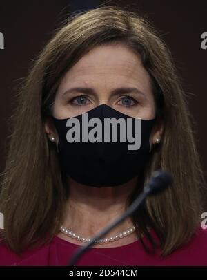 Washington DC, USA. Oktober 2020. Amy Coney Barrett, Kandidatin des Obersten Gerichtshofs der USA, nimmt am 12. Oktober 2020 an ihrer Bestätigungsverhandlung vor dem Justizausschuss des Senats auf dem Capitol Hill in Washington, DC, USA, Teil. Der von den Republikanern geführte Justizausschuss des Senats begann am Montag eine viertägige Bestätigungsverhandlung für Richterin Amy Coney Barrett, die für Präsident Donald Trumps Kandidaten für den Obersten Gerichtshof nominiert war, als die Republikaner vor dem Wahltag am 3. November auf eine endgültige Abstimmung drängen, inmitten eines wütenden Partisanenkampfes um den offenen Sitz am Hohen Gericht. Quelle: Xinhua/Alamy Live News Stockfoto