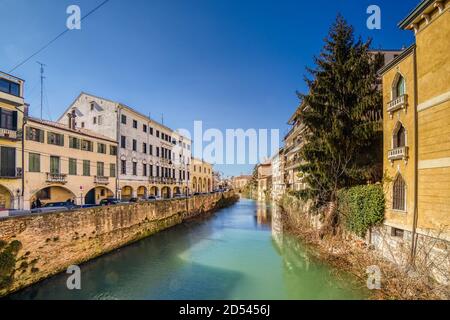 PADUA, ITALIEN - 25. FEBRUAR 2019: Sonnenlicht erleuchtet alte Gebäude in Padua Stockfoto