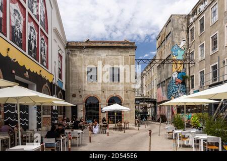 Schöne Aussicht auf Gebäude und Kunstläden in LX Factory, Zentrum von Lissabon, Portugal Stockfoto