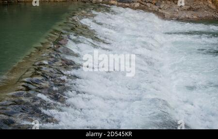 Kaskade von Wasser, das aus dem Damm überfließt Stockfoto