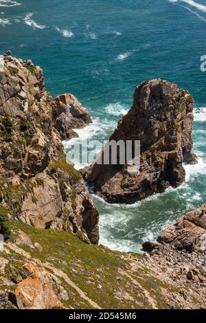 Schöne Aussicht auf die Landschaft von felsigen Klippen und Meer Küste in Cabo da Roca, in der Nähe von Lissabon, Portugal Stockfoto