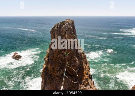 Schöne Aussicht auf männliche Hochebene auf schöne felsige Küstenlandschaft in Cabo da Roca, in der Nähe von Lissabon, Portugal Stockfoto