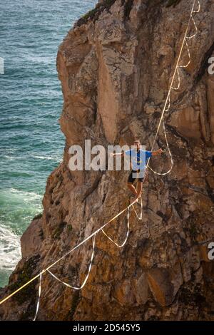 Schöne Aussicht auf männliche Hochebene auf schöne felsige Küstenlandschaft in Cabo da Roca, in der Nähe von Lissabon, Portugal Stockfoto