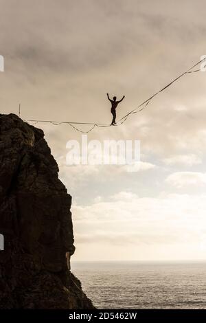 Schöne Aussicht auf männliche Hochebene auf schöne felsige Küstenlandschaft in Cabo da Roca, in der Nähe von Lissabon, Portugal Stockfoto