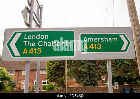 Chalfont St Giles, Buckinghamshire, Großbritannien. Oktober 2020. Ein A413-Schild in der Nähe des HS2-Standorts. Auf dem HS2-Gelände in Chalfont St Giles wird weiter an einer schmalen Landstraße gearbeitet, wo auf Ackerland eine temporäre Zufahrtsstraße für LKW und Maschinen gebaut wird. HS2 führt Vorarbeiten für den Bau eines Lüftungsschachts durch, der nach dem Untertagebauter Zugang zum 10 Meilen langen Chilternentunnel geben wird. Die HS2 High Speed Rail von London nach Birmingham ist enorm über dem Budget und die Proteste gegen sie gehen weiter auf der Linie von Umweltaktivisten wegen der Zerstörung, die Ca Stockfoto