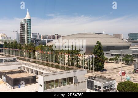 Schöne Aussicht auf moderne Gebäude im Parque das Nacoes in Lissabon, Portugal Stockfoto