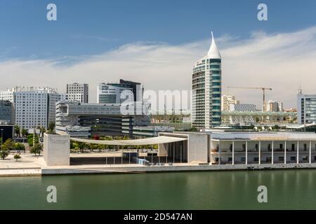 Schöne Aussicht auf moderne Gebäude im Parque das Nacoes in Lissabon, Portugal Stockfoto