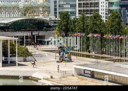 Schöne Aussicht auf moderne Gebäude und Flaggen auf dem öffentlichen Platz im Parque das Nacoes in Lissabon, Portugal Stockfoto